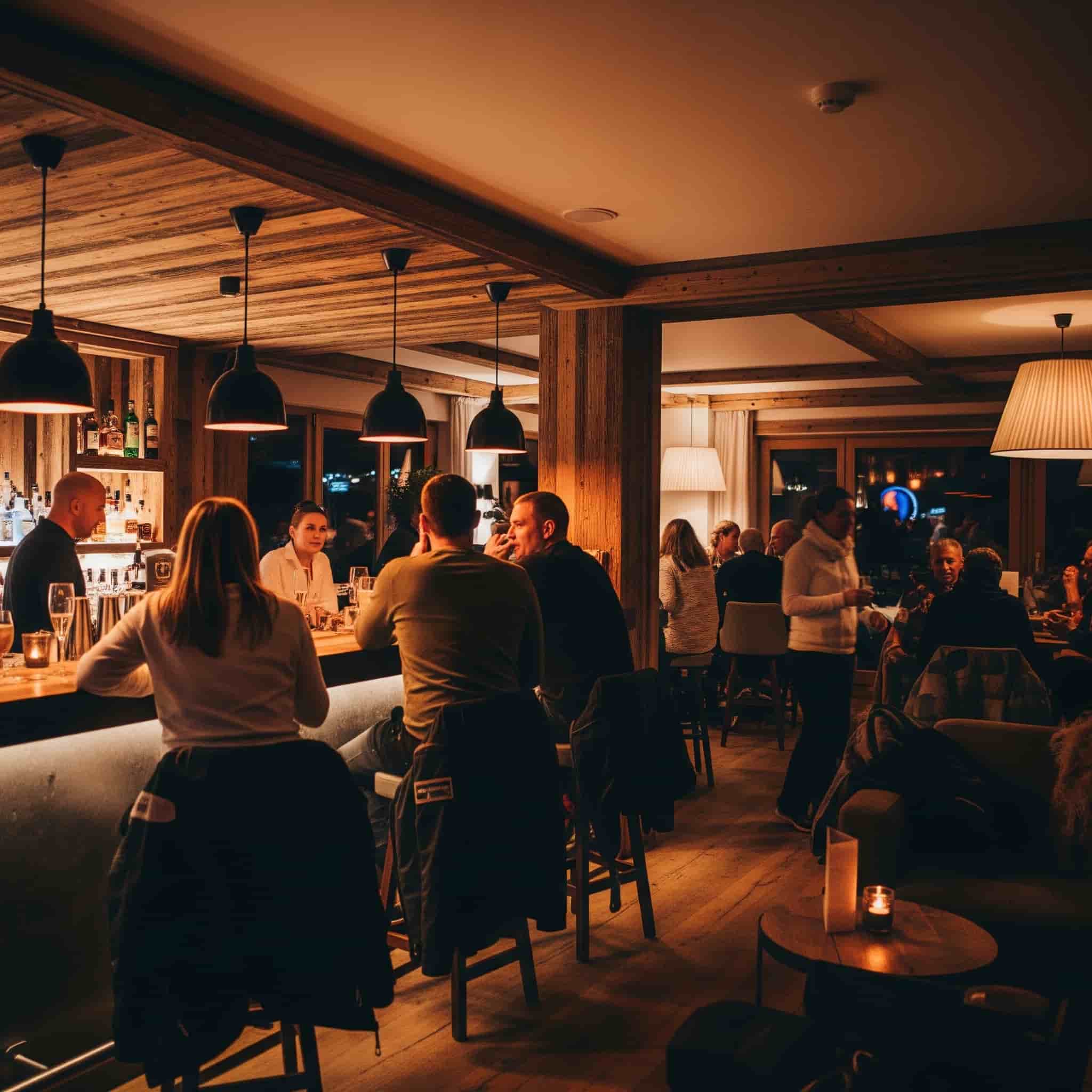 Bar après-ski moderno e affollato sulle Alpi
