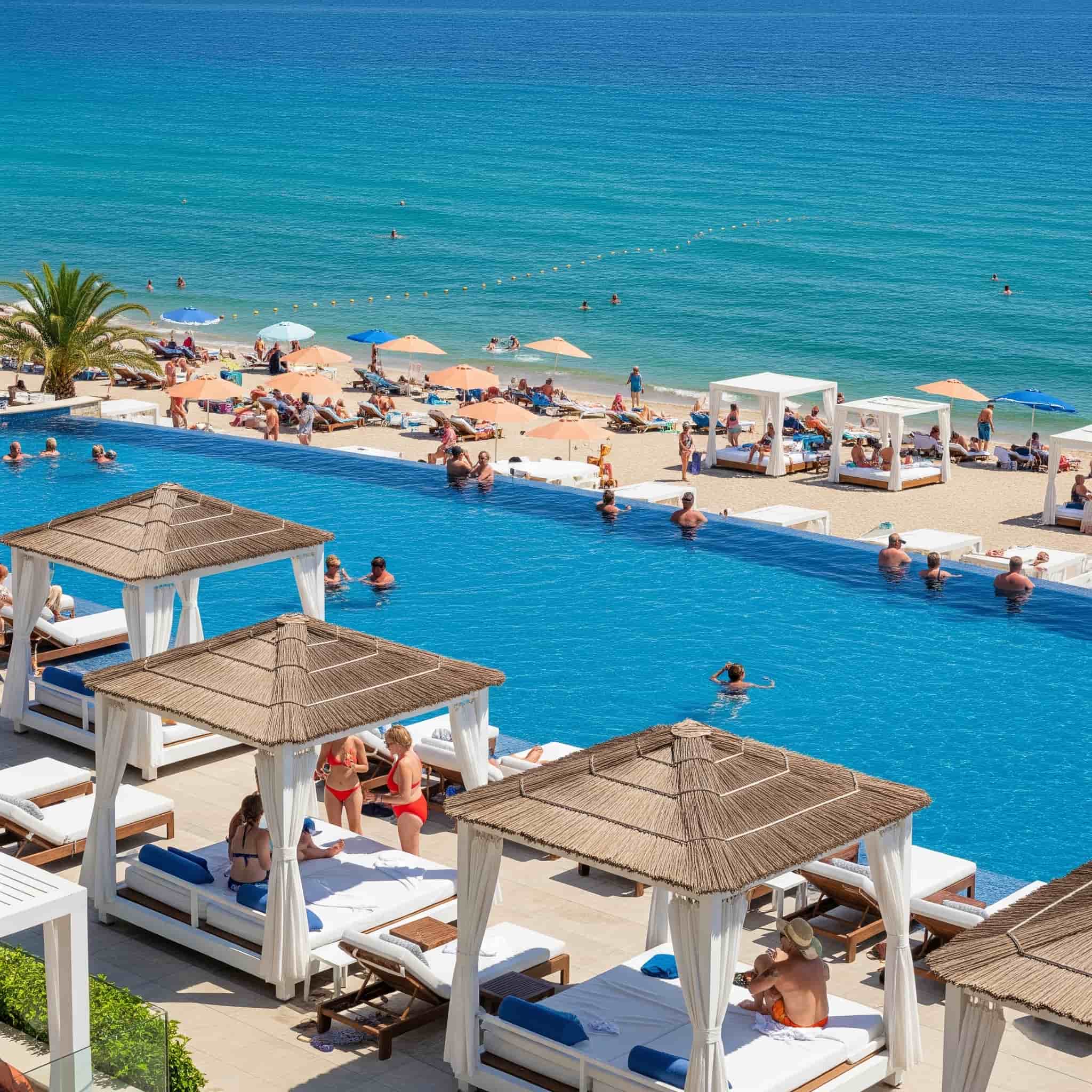Piscina di un hotel di lusso che si affaccia sulla spiaggia privata